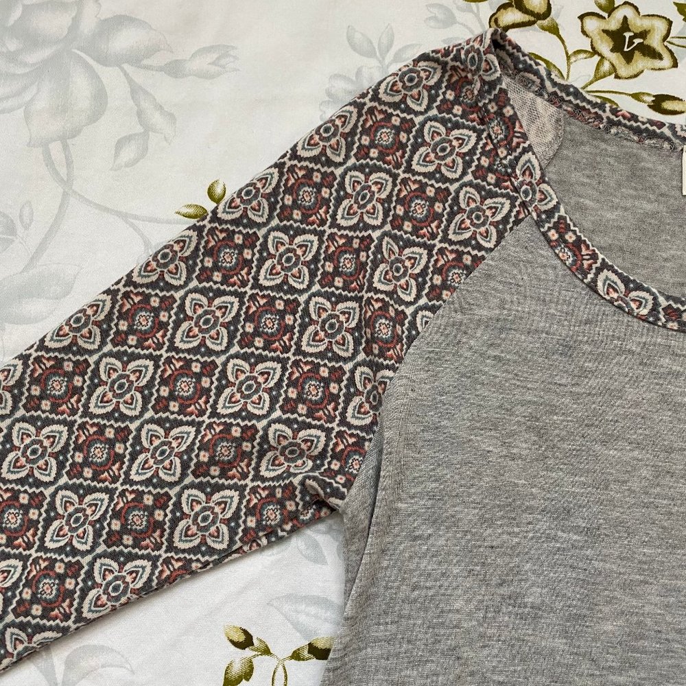 Threads Studio Size M Patterned Baseball Tee - Picture 4 of 4